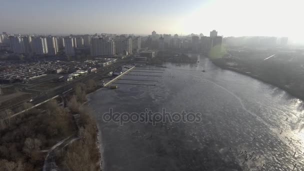 4k video Pesca sobre hielo. El invierno. Pescador atrapa un pez en un fondo del paisaje urbano — Vídeos de Stock