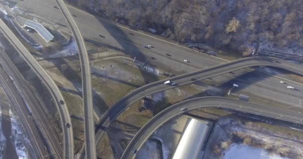 Intercâmbio de transporte rodoviário de imagens 4k perto da floresta de inverno . — Vídeo de Stock