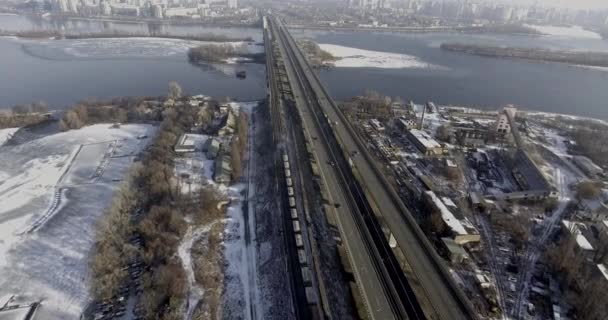 4k tren de filmación paseos a través del río, cerca de la carretera va coche . — Vídeo de stock