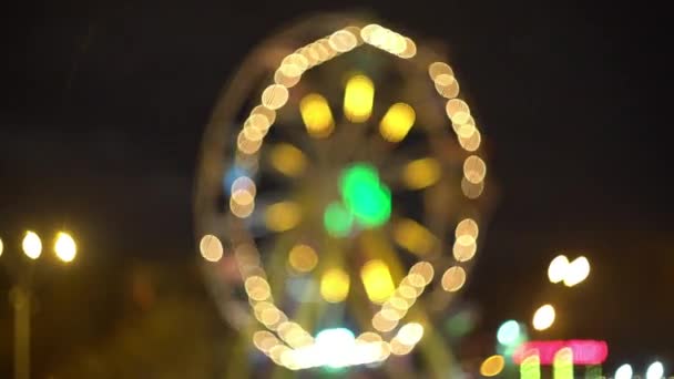 Park rozrywki w nocy. Rozmyte, spinning atrakcją Led świeci. 4k — Wideo stockowe