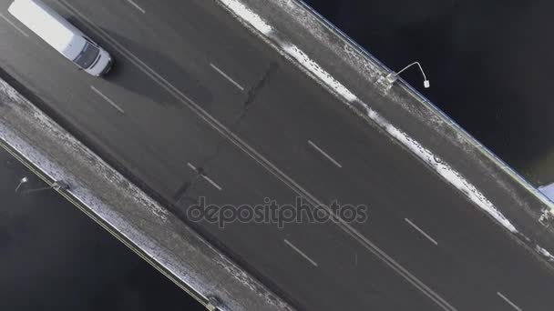 Ponte de neve, carros de passeio e transporte urbano, fotografia aérea — Vídeo de Stock