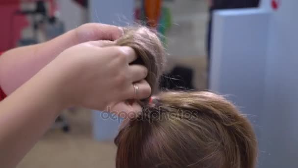 Close up cabelo feminino na barbearia . — Vídeo de Stock