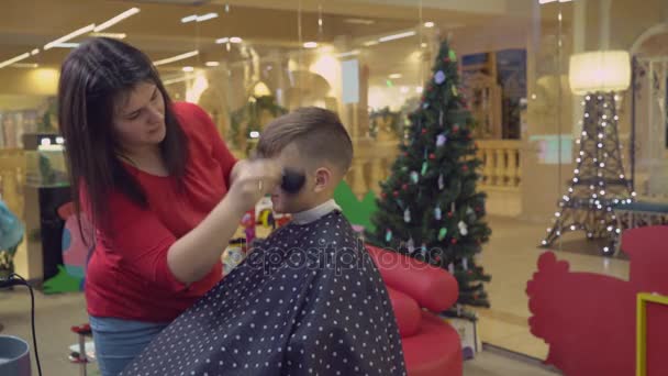 Kaukaski mały chłopiec w salon fryzjerski — Wideo stockowe