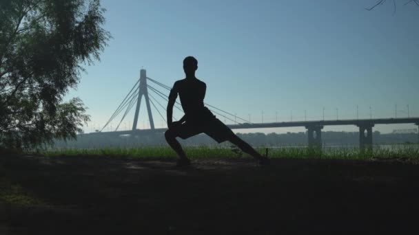 Αγνώριστος jogger προετοιμασία για ένα σκούντημα το πρωί. — Αρχείο Βίντεο