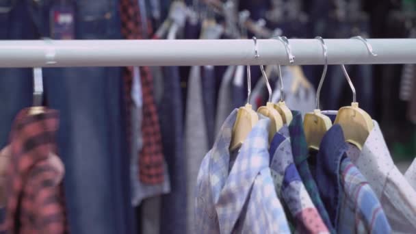 Close-up van kinderen kleding rekken. — Stockvideo