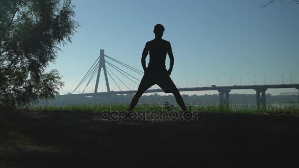 Pria fit melakukan pemanasan sebelum berjalan . — Stok Video