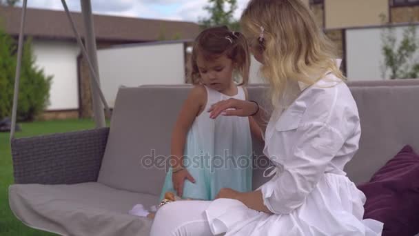 Família com cabelo loiro brincando ao ar livre . — Vídeo de Stock