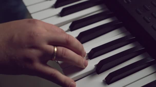 Mannenhand speelt op synthesizer toetsenbord. — Stockvideo