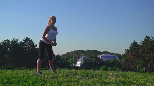 Treinamento de senhora ativa de esportes no parque . — Vídeo de Stock