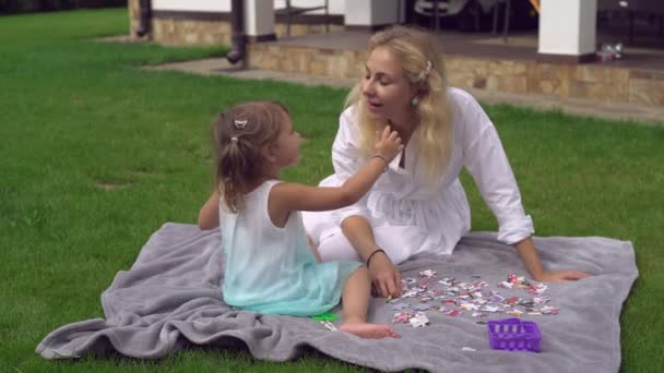 Moeder speelt met het kleine blonde meisje. — Stockvideo