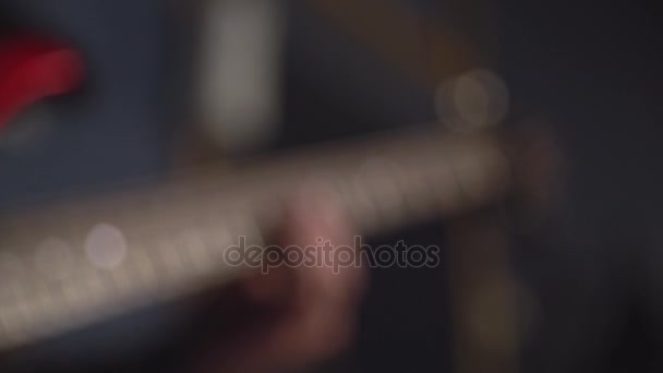 Closeup mãos masculinas jogar na guitarra . — Vídeo de Stock