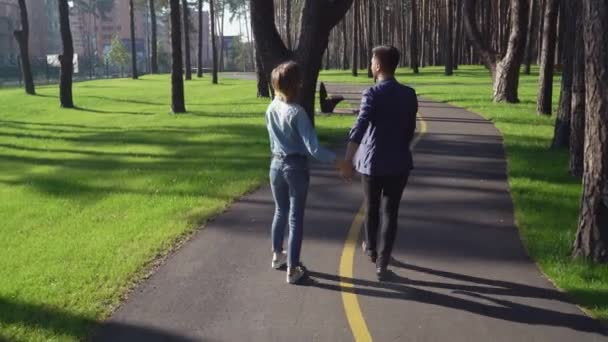 Glada människor njuta av promenad — Stockvideo