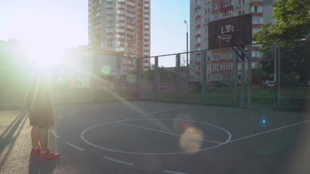 Jonge man spelen basketbal op straat. — Stockvideo