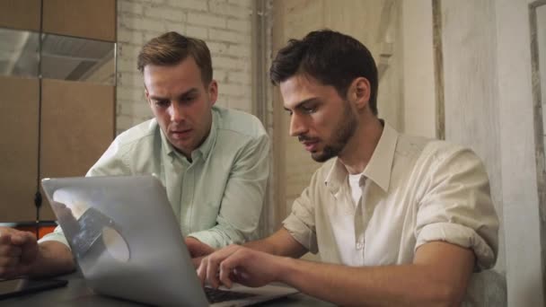 Caucásico amigos terminando algunos trabajo — Vídeo de stock