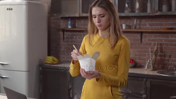 Lady come fideos usar palillos — Vídeo de stock