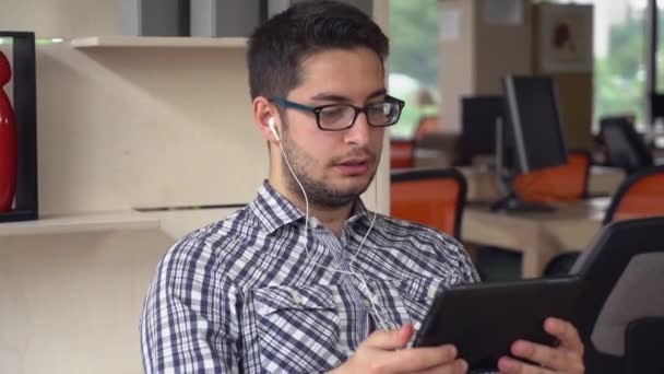 L'homme a une conférence téléphonique avec ses collègues . — Video