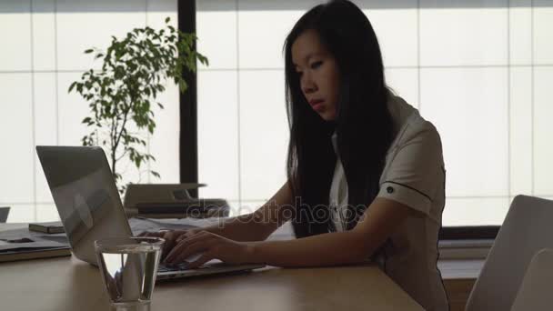 Businesswoman typing on computer — Stock Video