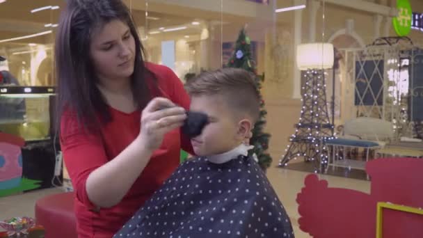 Улыбающийся клиент в детском парикмахере . — стоковое видео