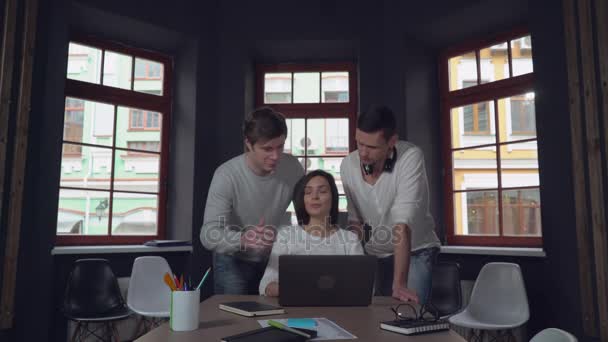 Tres personas felices mirando en la pantalla de la PC y sonriendo . — Vídeos de Stock