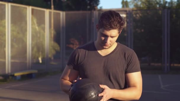 Портрет человека с мячом . — стоковое видео