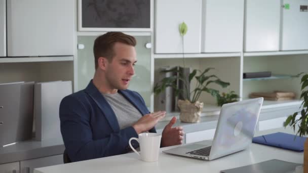 Zakenman conferentievraag met behulp van laptop — Stockvideo