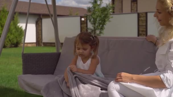 Donna e bambino godono l'estate a casa del cortile . — Video Stock