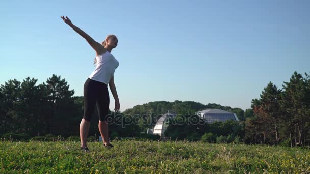 Mädchen genießen Übungen für Flexibilität im Park. — Stockvideo