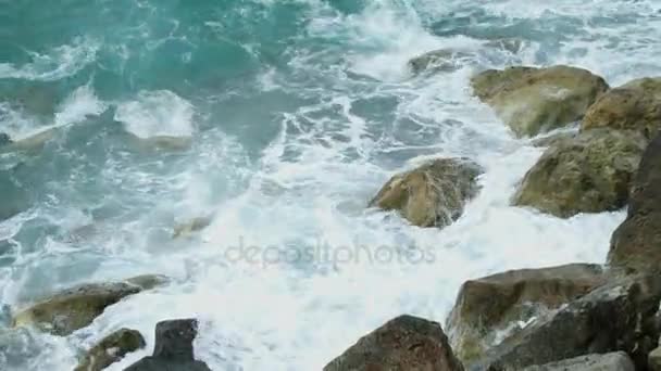Incredibile acqua blu con onda. Il mare lava le pietre nelle giornate di sole. Paesaggio marino . — Video Stock