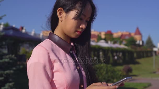 Vietnamees dame gebruik 4g internet om te chatten buitenshuis — Stockvideo