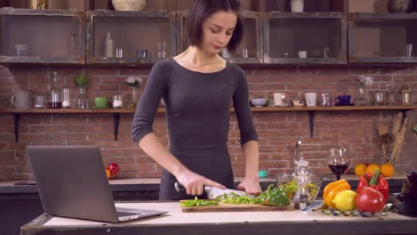 Junge Frau kocht gesundes Essen — Stockvideo