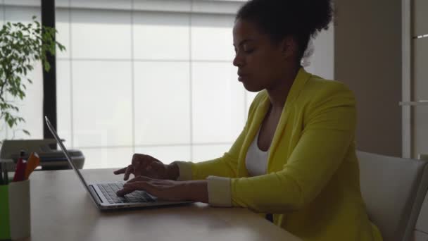 Trabajador en el uso de la empresa de nueva creación PC . — Vídeo de stock