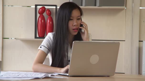 Büroangestellte rufen Kunden an — Stockvideo