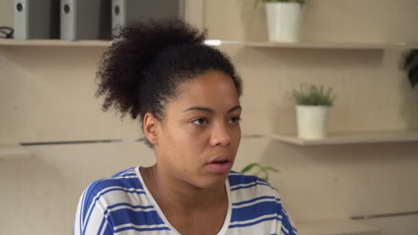 Дівчина змішаної раси відповідає на питання на інтерв'ю . — стокове відео