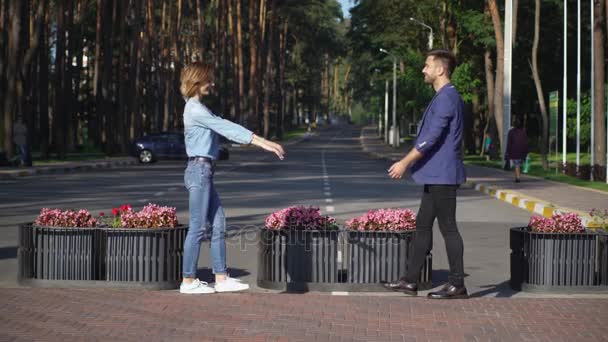 Pareja feliz enamorada en una cita — Vídeos de Stock