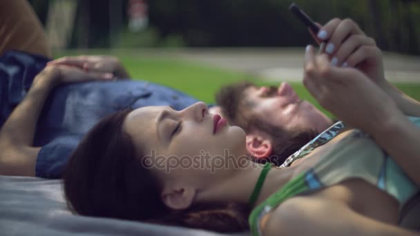 Un jeune couple se refroidit dans le parc . — Video