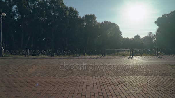 Un chico en forma está corriendo afuera, de derecha a izquierda . — Vídeos de Stock