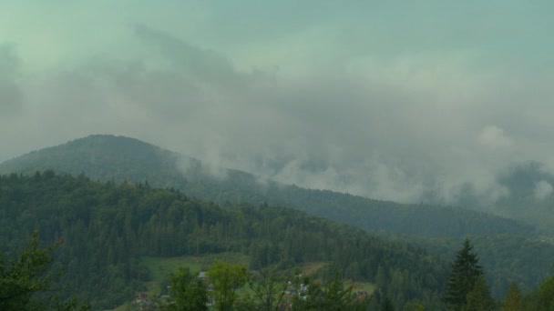As nuvens estão fumando acima das colinas . — Vídeo de Stock