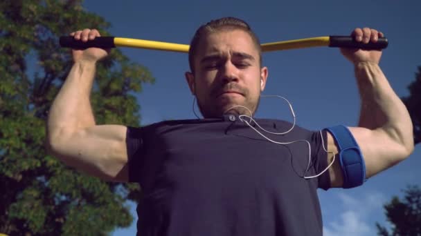 Un homme musclé se traîne dans le parc . — Video