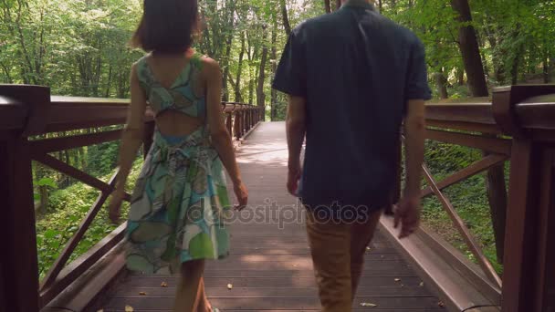 Hombre y mujer que van en el puente . — Vídeos de Stock