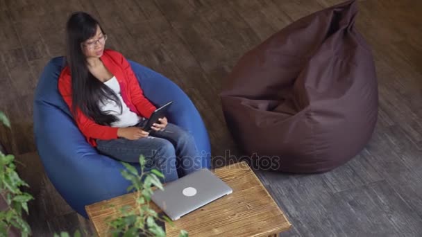 Aziatische vrouw heeft videovraag vergadering met klant of vriend. — Stockvideo