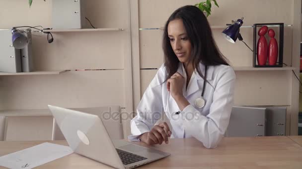 Médecin a un appel vidéo avec le patient . — Video