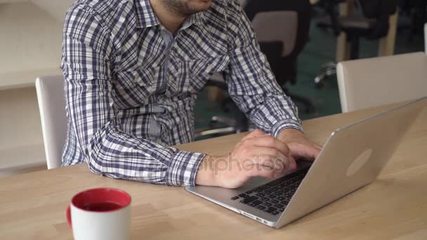 Man zonder gezicht werken op de computer. — Stockvideo