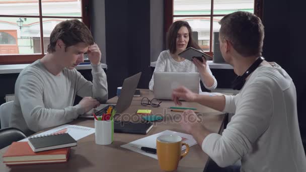 Les gens d'affaires parlent en utilisant des gadgets à l'intérieur . — Video