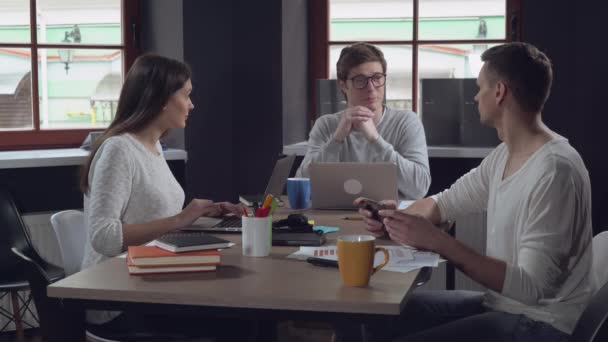 Молодая бизнес-команда в офисе . — стоковое видео