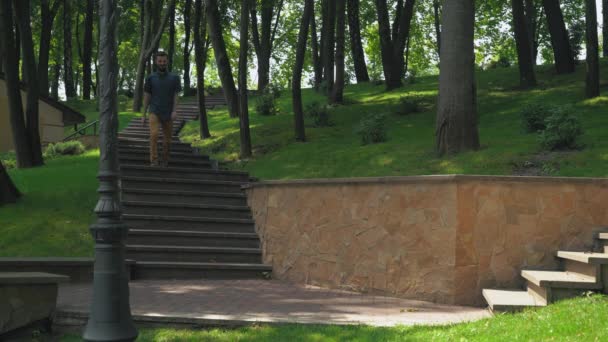 Una pareja baja las escaleras para encontrarse, se abrazan y se alejan . — Vídeos de Stock