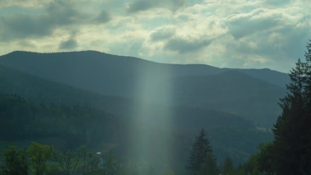 Güneşli bir gökyüzü ve orman mountaints picteresque görünüm. — Stok video