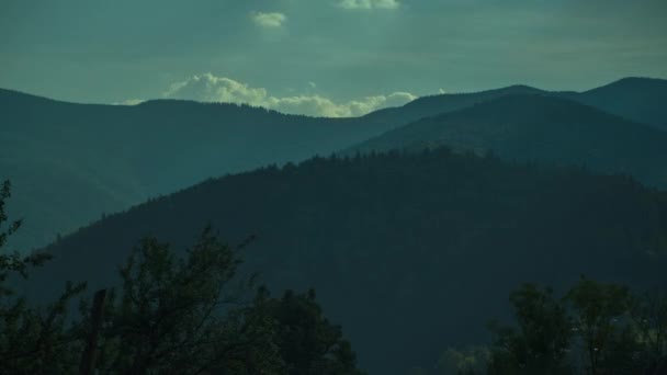 La pintoresca vista del cielo y las montañas en un día soleado . — Vídeo de stock