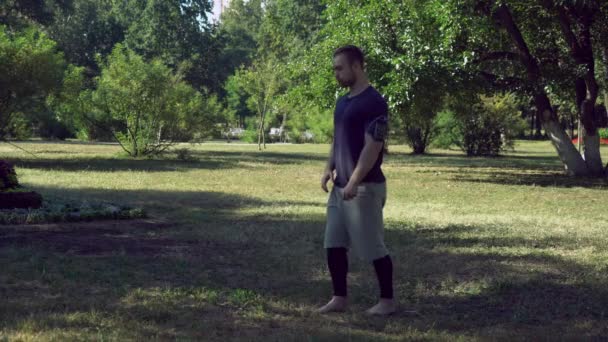 Een jonge, bebaarde man is prerparing voor de training. — Stockvideo