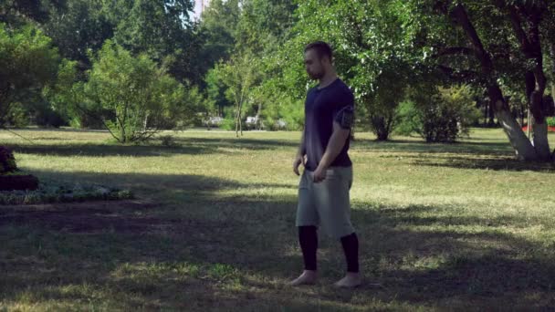 Un joven barbudo se prepara para el entrenamiento. . — Vídeo de stock