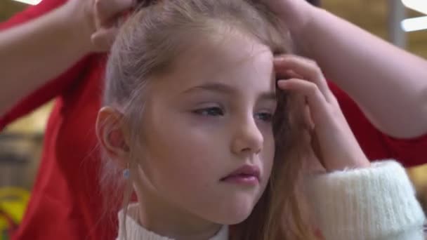 Girl in beauty salon hair styling. — Stock Footage Girl in beauty salon hair styling. Video Clip